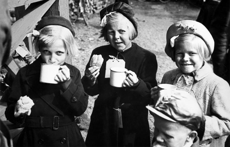 Lapset evakkomatkalla syömässä eväitä. Syksy 1944